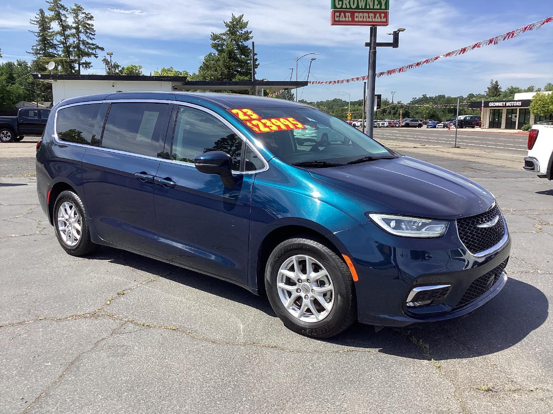 2023 Chrysler Pacifica Touring L's photo